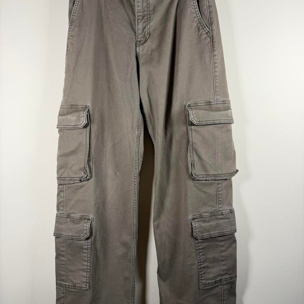 Women's Hollister olive cargo pants with multiple pockets. Size 4 regular